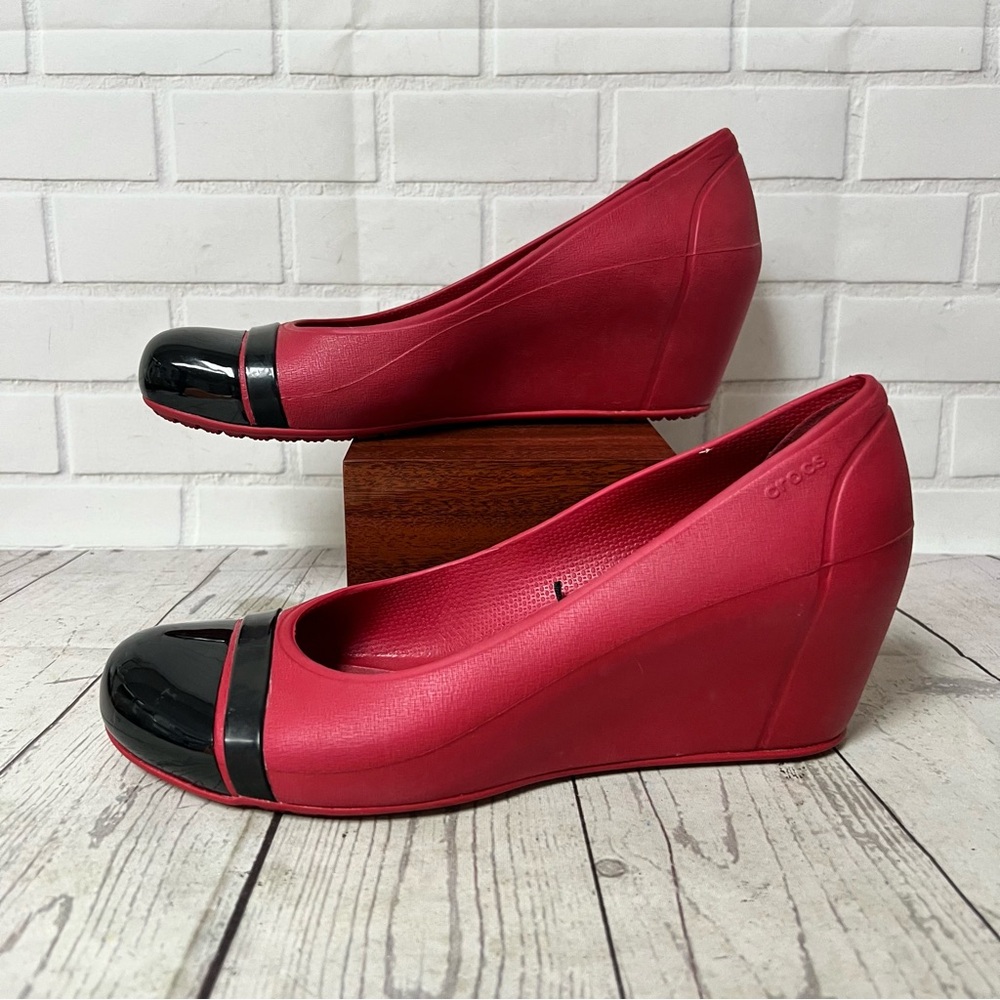 Crocs Cap Toe Wedge Heel Red Black Wedges Women Size 9 - Picture 4 of 8